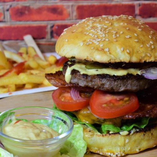 Burgerul, preparatul preferat al romanilor în 2024