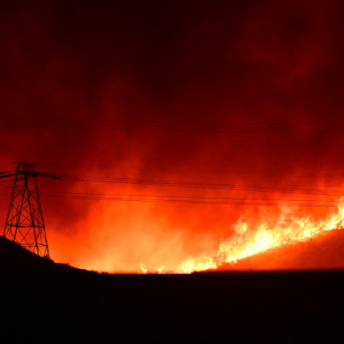 Incendiu de vegetație devastator în nordul Los Angeles