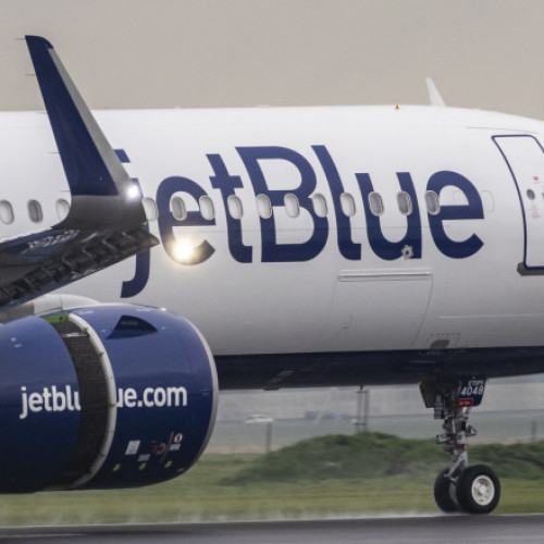 Cuplu din California dă în judecată JetBlue pentru un milion de dolari după ce o bucată de gheață a căzut pe acoperișul casei