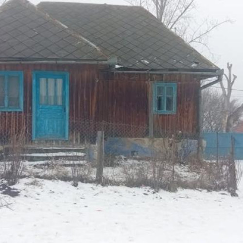 O casă de lemn din Rășca, Cluj, scoasă la vânzare provoacă glume pe rețelele sociale