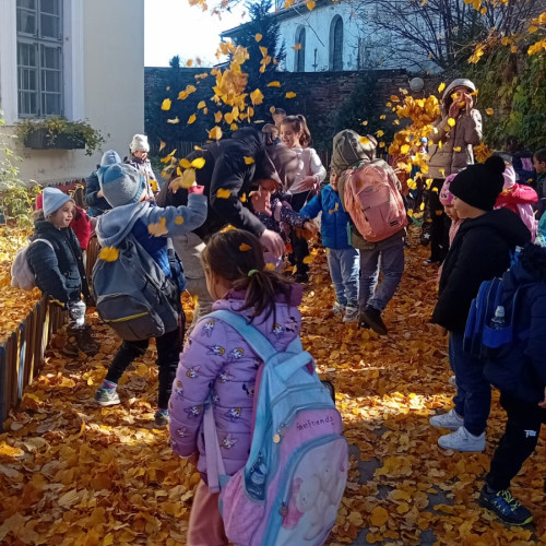 Fundatia Open Fields lansează campania &quot;Echipeaza un elev&quot; pentru sprijinirea copiilor defavorizați din comuna Roșia