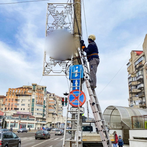 Acțiune de curățare a panourilor publicitare în Botoșani