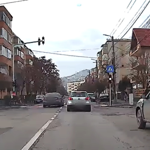 Incident rutier în Cluj: sofer grăbit ignoră regulile de circulație