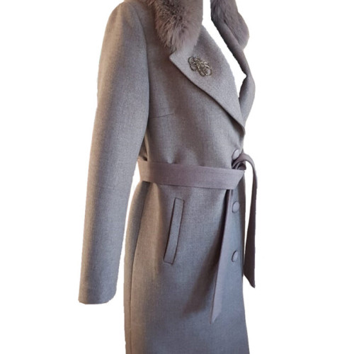 O bătrână din Suceava reclamă că a donat un palton cu 4000 de euro în el