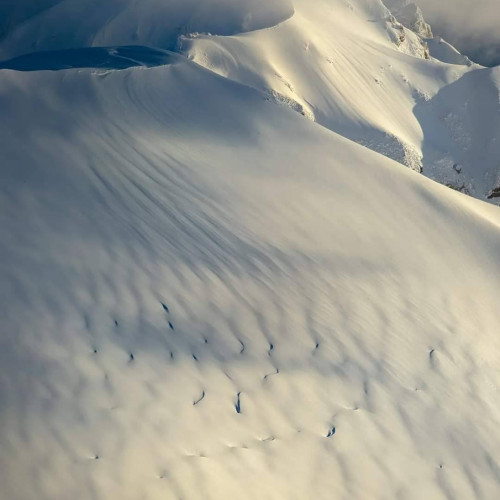 Avertisment pentru turiști: riscul de avalanșe rămâne în Munții Bucegi