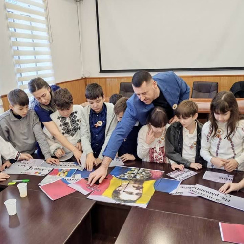 Elevii din Moreni sărbătoresc Unirea Principatelor Române