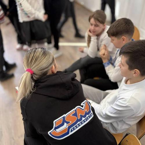 Jucătoarele de la CSM Târgoviște susțin elevii din Gura Ocnitei în promovarea valorilor pozitive