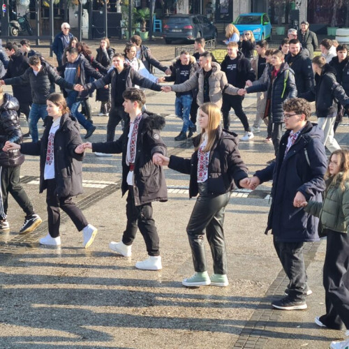 Peste 250 de elevi de la Colegiul Tehnic "Mihail Sturdza" au jucat Hora Unirii în Piața Unirii