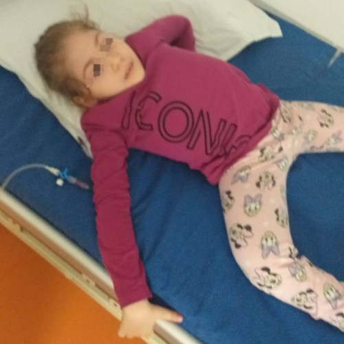 O fetiță din Botoșani are nevoie de ajutor