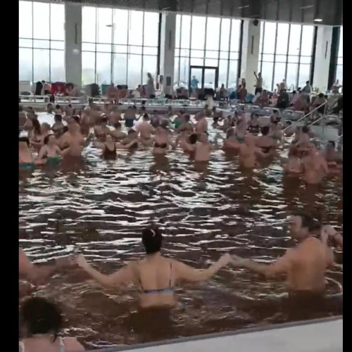 Hora Unirii în slip la bazinele sărate de la Ocna Mureș