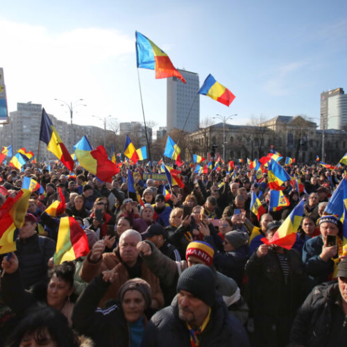 Protest în Piața Victoriei: Sustinătorii lui Călin Georgescu blochează circulația