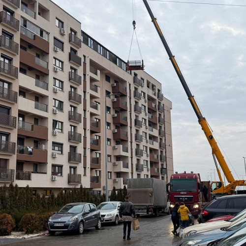 Bacauanii sunt martorii unei acțiuni neobișnuite: un jacuzzi este urcat cu macaraua la etajul 8