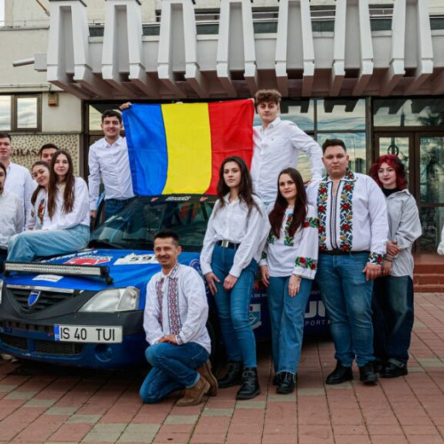 Studenții de la TUIASI au celebrat Ziua Unirii cu o horă în jurul mașinilor create de ei