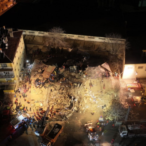 Cinci persoane prinse sub dărâmături după prăbușirea unui bloc în Konya