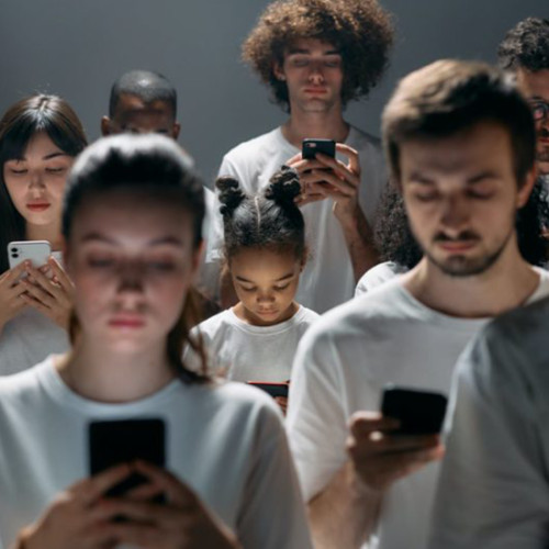 Creșterea timpului petrecut de copii în fața ecranelor, un semnal de alarmă pentru părinți