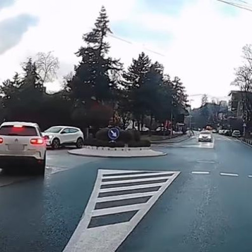 Incident rutier în Cluj-Napoca, un sofer a ignorat un sens giratoriu