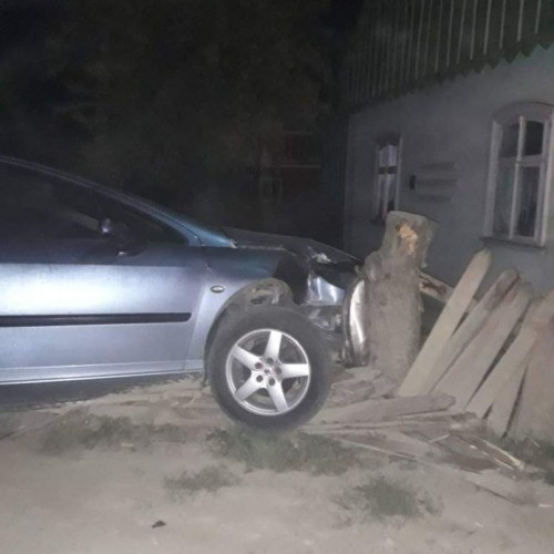 Accident rutier la Hantești: un șofer a dărâmat poarta unei case