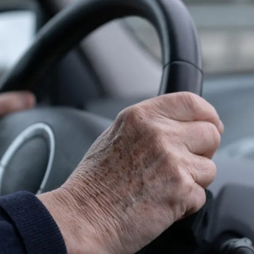 Modificări propuse pentru valabilitatea permiselor auto în România, vizând persoanele vârstnice