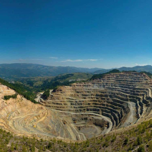 Cupru Min Abrud vinde 45.000 de tone de concentrat de cupru uscat