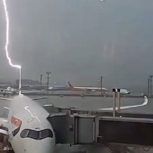 Avion lovit de trasnete în timpul îmbarcării pasagerilor în Sao Paulo