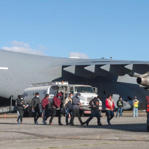 Gustavo Petro interzice zborurile militarilor americani cu migranți expulzați