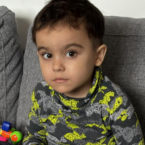 O familie se luptă pentru tratamentul specializat al băiețelului cu autism