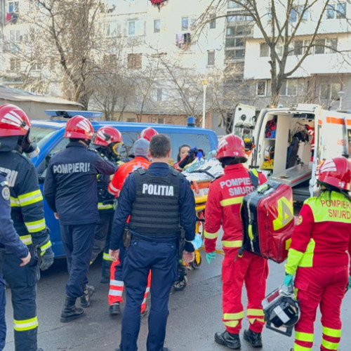 Incendiu într-un bloc: un bărbat a fost transportat la spital