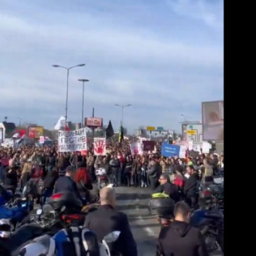 Studenți din Belgrad blochează un nod rutier pentru a protesta împotriva corupției