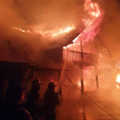 o biblie intactă, în mijlocul unui incendiu devastator în comuna preutești