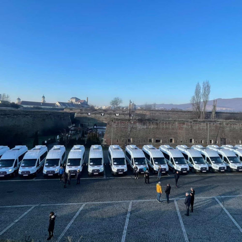 Primele microbuze electrice livrate pentru elevii din Alba