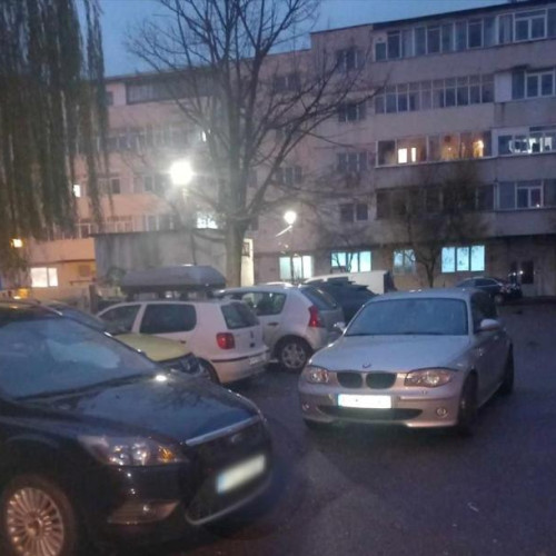 Locuitorii din Andrei Mureșanu se plâng de parcările abuzive
