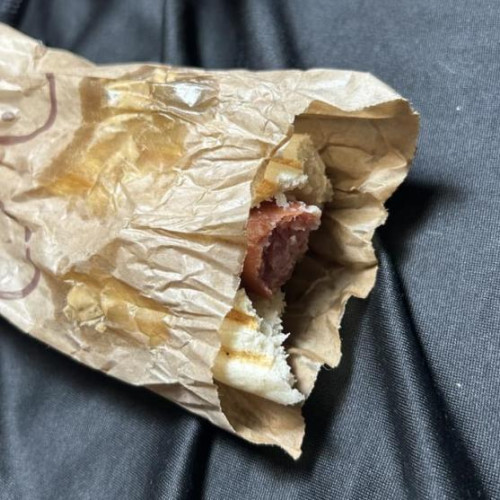 Clujeanul a descoperit un ingredient surprizător în hot dog-ul cumpărat din Florești