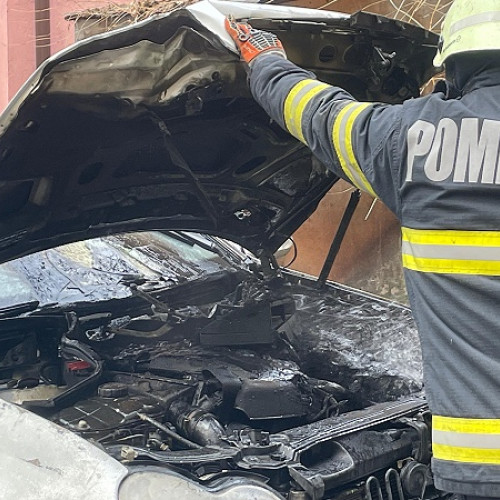 Intervenție a Pompierilor în urma unui incendiu la un autoturism în Satu Mare
