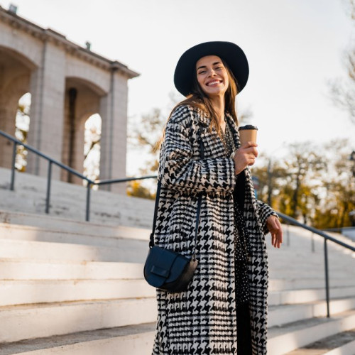 Cele mai populare culori și modele de paltoane pentru femei în sezonul 2024/2025