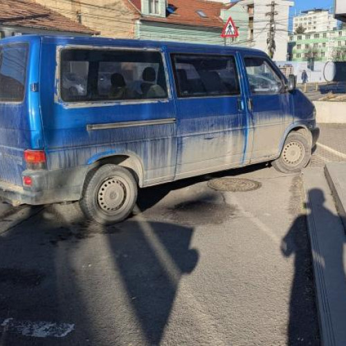 Clujean lăsat dubița pe trotuar, blochează circulația pietonilor