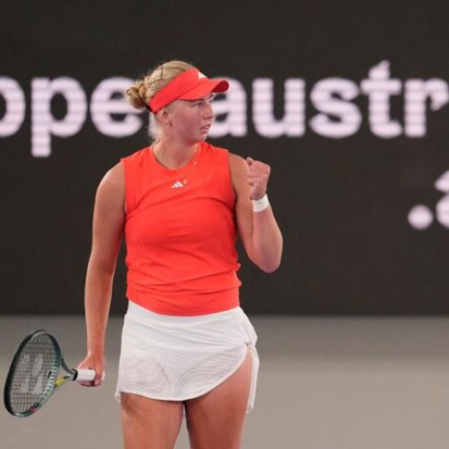 Sorana Cîrstea se pregătește să joace împotriva Claei Tauson în optimile turneului WTA 500 de la Linz