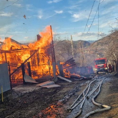 Incendiu puternic la o casă din Comănești