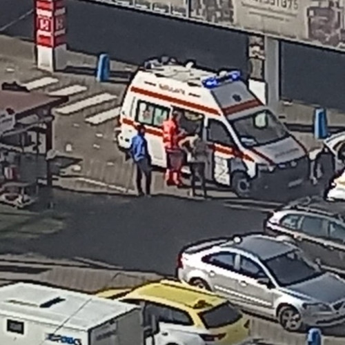 Bărbat transportat de urgență la spital după o stare de rău într-un hipermarket din Botoșani