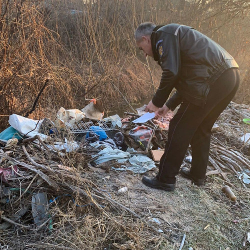 Amenda de 800 de lei pentru un bărbat din Teiuș, prins aruncând gunoi pe malul apei