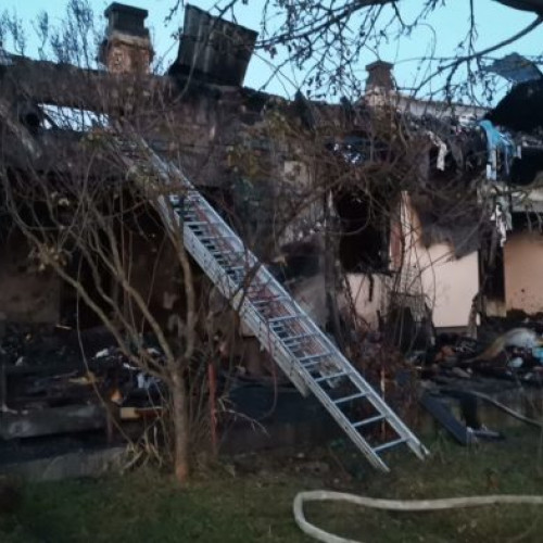 Incendiu devastator în Bucecea: o familie cu 11 copii rămâne fără casă