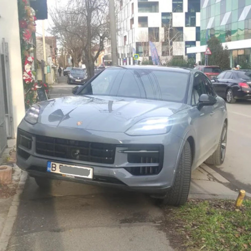 Soferul unui Porsche Cayenne a stârnit controverse după ce a parcat pe trotuar în Cluj-Napoca