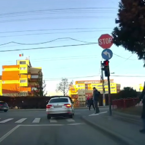 Soferii din Cluj-Napoca ignoră regulile de circulație pentru câteva minute în plus