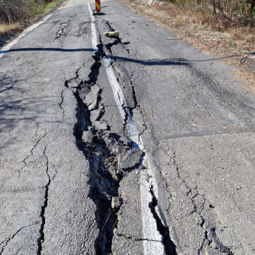 Drumul de la Carligei, tot mai degradat, Primăria Bumbești-Pitic acționează în instanță