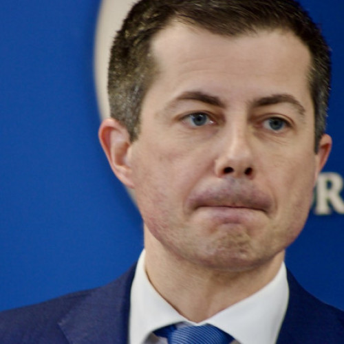 Pete Buttigieg critică reacția lui Donald Trump după coliziunea aviatică din Washington