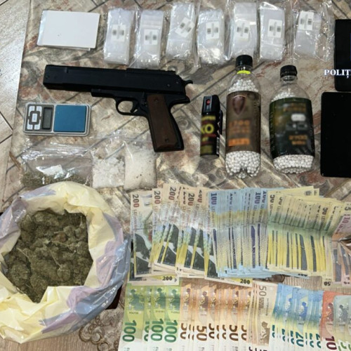 Tânăr reținut pentru trafic de droguri și dețineri ilegale în Bistrița-Năsăud