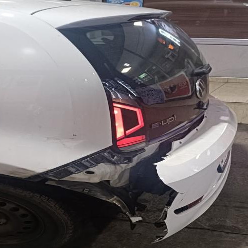 Un sofer din Cluj caută proprietarul unei masini avariate după ce a fugit de la locul accidentului