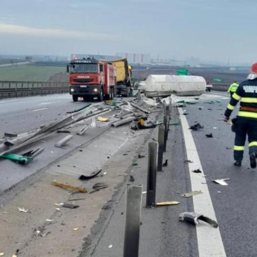 Accident pe Autostrada A10: O autocisternă s-a răsturnat