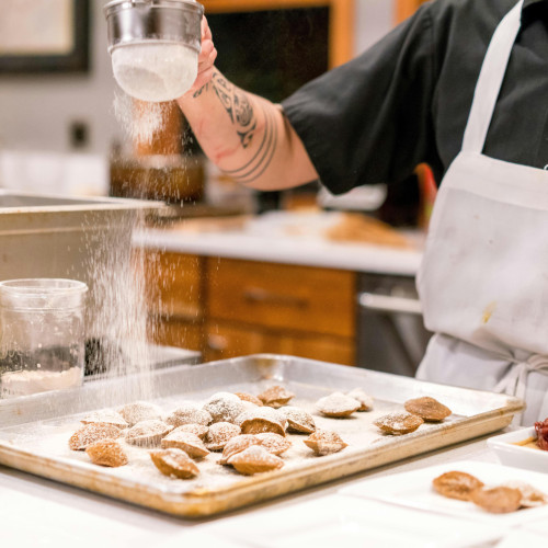 Reconversia profesională în cofetărie: o opțiune atractivă pentru cei în căutarea unei schimbări