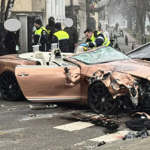 Accident pe un bulevard din Ploiești: un Bentley și un SUV au suferit avarii