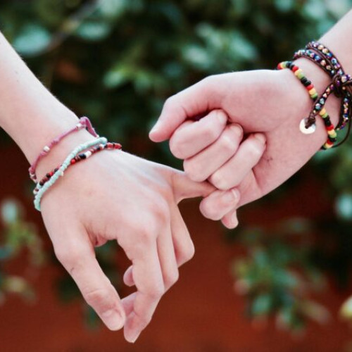 Importanța brățărilor în accesorizarea ținutelor moderne